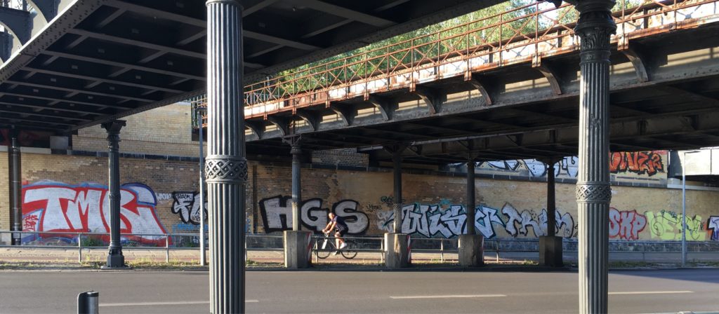 Radfahrer unter den Yorckbrücken